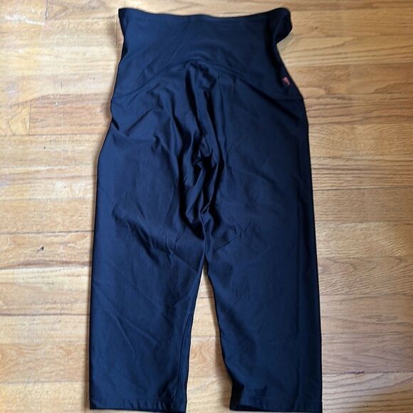 Spanx sz M black leggings 18” inseam great pre owned condition - Picture 4 of 4